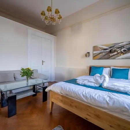 Apartment Exclusive With A View Of Castle And Vltava River